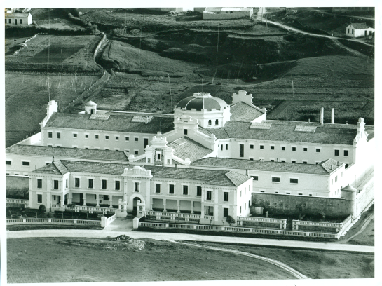 Prisión Provincial de la Coruña la cual ahora queda en medio de un modernísimo paseo marítimo. Alberto Martí